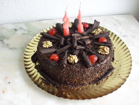 Bolo de chocolate com nozes e raspas de chocolate